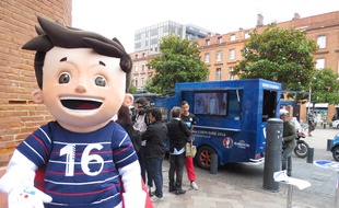 Super Victor, la mascotte de l'Euro 2016, sera présent à Strasbourg, le 21 mai, avec la caravane du FFF Tour.