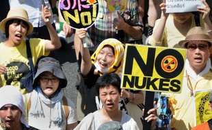 Plusieurs dizaines de milliers de personnes se sont rassemblées lundi en milieu de journée à Tokyo pour exiger l'arrêt de l'exploitation nucléaire au Japon, seize mois après la catastrophe de Fukushima.