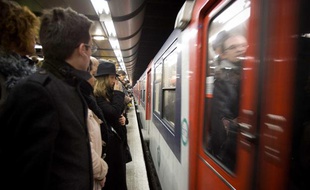 Une rame du RER A entre en gare de Châtelet-les-Halles.