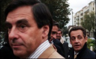 François Fillon, conseiller politique du président de l'UMP Nicolas Sarkozy, a estimé mercredi qu'on n'irait "pas jusqu'à l'été sans clarifier" la situation créée par l'affaire Clearstream et "le soupçon (qui) pèse sur le Premier ministre" Dominique de Villepin.