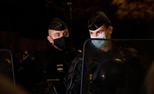 Deux membres de la gendarmerie, à Paris, place du Trocadéro, lors de la manifestation contre le projet de loi "sécurité globale", ce samedi.