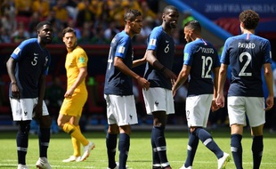 Varane et Pogba en discussions avec Pavard lors de Frane-Australie en Coupe du monde, le 16 juin 2018.