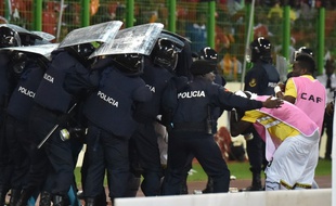 Les joueurs ghanéens escortés par la police pour rentrer au vestiaire lors de la demi-finale de la CAN contre la Guinée Equatoriale, le 6 février 2015.