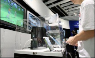 Elle a mis six ans à naître, a subi des retards et englouti des milliards de yens en frais de développement: la console de jeux vidéo PlayStation 3 arrive enfin dans les magasins au Japon samedi, l'avenir de son concepteur Sony reposant pour beaucoup sur son succès.