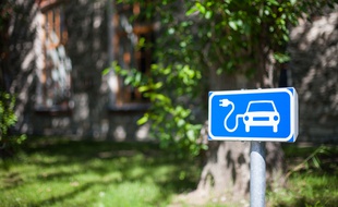 L'État entend inciter les copropriétés à installer des bornes de recharge pour les voitures électriques.