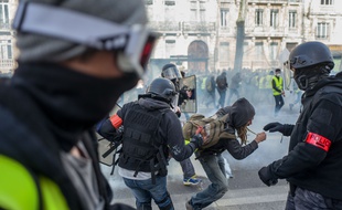 Une équipe de la BAC procède à une arrestation sur les boulevards après les premiers heurts avec des manifestants.