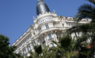 Des 10.000 bouteilles de champagne vendues à l'hôtel Carlton aux villas à 45.000 euros la quinzaine en passant par les boutiques de luxe et la location de scooters, la manne financière du festival de Cannes va croissant mais irrite certains acteurs locaux.