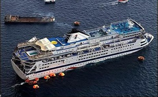 Le capitaine du bateau de croisière qui a coulé avec près de 1.600 personnes à bord en mer Egée a été convoqué samedi devant la justice grecque tandis que les recherches se poursuivaient pour retrouver deux touristes français portés disparus.