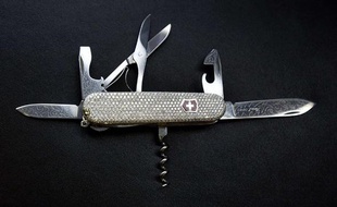 L'entreprise qui a inventé le couteau suisse, Victorinox, a créé notamment un outil couvert de 800 diamants qui coûte 85.000 euros.