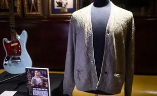 Ce gilet est celui qu'a porté Kurt Cobain lors du concert Unplugged de Nirvana enregistré en 1993.