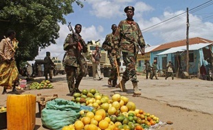 L'épouse de Denis Allex, agent français de la Direction générale de la sécurité extérieure (DGSE) retenu en otage en Somalie depuis trois ans, a lancé vendredi un appel sur Europe 1, disant son espoir de le voir rentrer et l'assurant de l'amour et du soutien de sa famille.