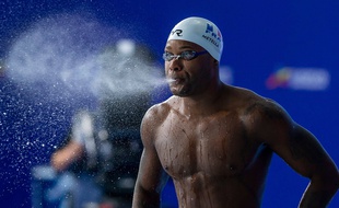 Le nageur français Mehdy Metella concentré avant un 100 mètres nage libre.