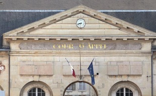 Deux médecins d'une clinique de Neuilly ont été condamnés à des peines de 30 et 9 mois de prison avec sursis mercredi par la cour d'appel de Versailles pour de graves négligences dans le suivi d'une patiente morte en 1998 après son accouchement, a-t-on appris de source judiciaire.
