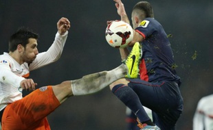 Le joueur de Montpellier, Mathieu Deplagne (à g.) face au Parisien Jérémy Ménez le 22 janvier 2014 à Paris en Coupe de France