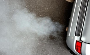 Comment connaître l'impact polluant de son véhicule ? Un outil informatique proposé par l'Ademe donne une indication en quelques clics, en attribuant des étoiles selon le volume de pollution émise.