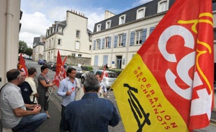 Le tribunal de commerce de Quimper a confirmé mardi la poursuite d'activité du groupe Doux, en redressement judiciaire, qui prévoit d'investir 30 millions d'euros sur 3 ans mais pourrait être contraint de se séparer d'une centaine de salariés, selon les organisations syndicales.
