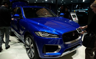 Un SUV de la marque Jaguar au Salon international de l’automobile de Genève en 2017.
