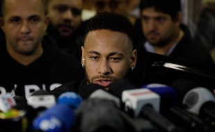 Neymar fait une déclaration à la presse à la sortie du commissariat de Rio, le 6 juin 2019.