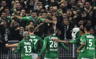 Robert Beric exulte avec les supporters stéphanois après son but décisif à la 90e minute. PHILIPPE DESMAZES