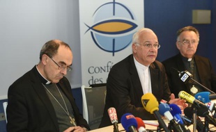 Mgr Philippe Barbarin? évèque de Lyon et Mgr Stanislas Lalanne, évèque de Pontoise, lors d'une conférence de presse le 15 mars 2016 à Lourdes