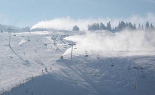 En dix ans, la surface de pistes enneigées artificiellement, comme ici à Chamrousse, a augmenté de plus de 75 %.