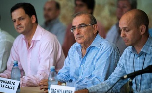 le chef de la délégation du gouvernement aux négociations de paix avec les Farc, l'ex-vice-président colombien Humberto de la Calle (c), le 6 novembre 2013 à La Havane