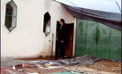 Quatre hommes, dont un militaire et un ancien hooligan supporteur du PSG, comparaîtront à partir de lundi devant la cour d'assises de Haute-Savoie pour avoir incendié en mars 2004 deux lieux de culte musulman à Annecy et dans sa banlieue.