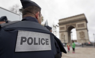 Un policer devant l'Arc de Triomphe, à Paris, le 17 novembre 2015.