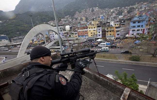 Un sniper brésilien membre de l'unité de la police militaire BOPE.