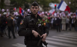 Un policier encadre une manifestation en soutien aux forces de l'ordre après l'attentat des Champs-Elysées, samedi 22 avril, à Paris.