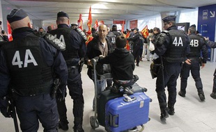 Des policiers surveillent une manifestation des agents de sûreté aéroportuaire, le 23 décembre 2011 à Roissy-Charles-de-Gaulle.