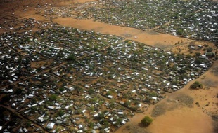 Quatre humanitaires étrangers ont été enlevés et leur chauffeur kényan a été tué vendredi lors d'une attaque contre un convoi du Norwegian Refugee Council (NRC) dans l'un des camps de réfugiés du complexe de Dadaab, au Kenya près de la Somalie, selon la police.