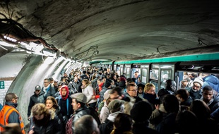 Des voyageurs sur les quais du métro à Châtelet à Paris.