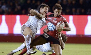 Toulon, en démonstration face à Bayonne (59-0), a accru son avance en tête du Top 14 de rugby devant Clermont, pénible vainqueur de Biarritz vendredi (19-12), et le Stade Toulousain, battu au Stade de France par le Stade Français (28-24) samedi lors de la 9e journée.