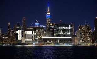 L'Empire State Building illuminé aux couleurs du drapeau français en l'honneur de Joséphine Baker, à New York le 29 novembre 2021.