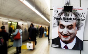 Une caricature de Bernard Madoff accrochée sur un mur dans une station de métro de New York, le 1er mars 2009.