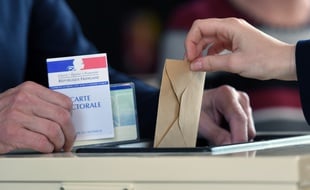 Un électeur dans un bureau de vote à Strasbourg, le 23 avril 2017.
