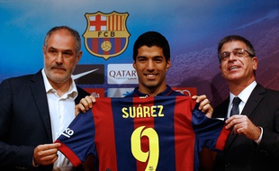 Andoni Zubizarreta (à gauche), directeur sportif du FC Barcelone, le 19 août 2014, lors du recrutement de Luis Suarez.