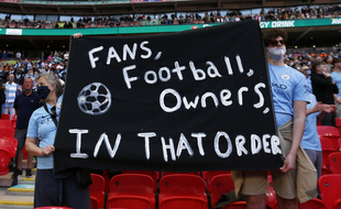 Les fans de Manchester City réagissent à l'annonce de la création de la Super Ligue, le 24 avril 2021.