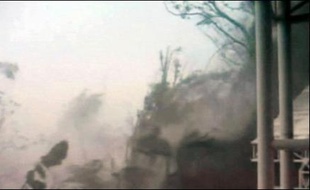 La Martinique a été balayée vendredi, tout comme ses voisines caraïbes, par le cyclone Dean, de catégorie 2 (sur une échelle qui en compte 5), qui a fait un mort par crise cardiaque, six blessés, et privé d'électricité les deux tiers des habitants.