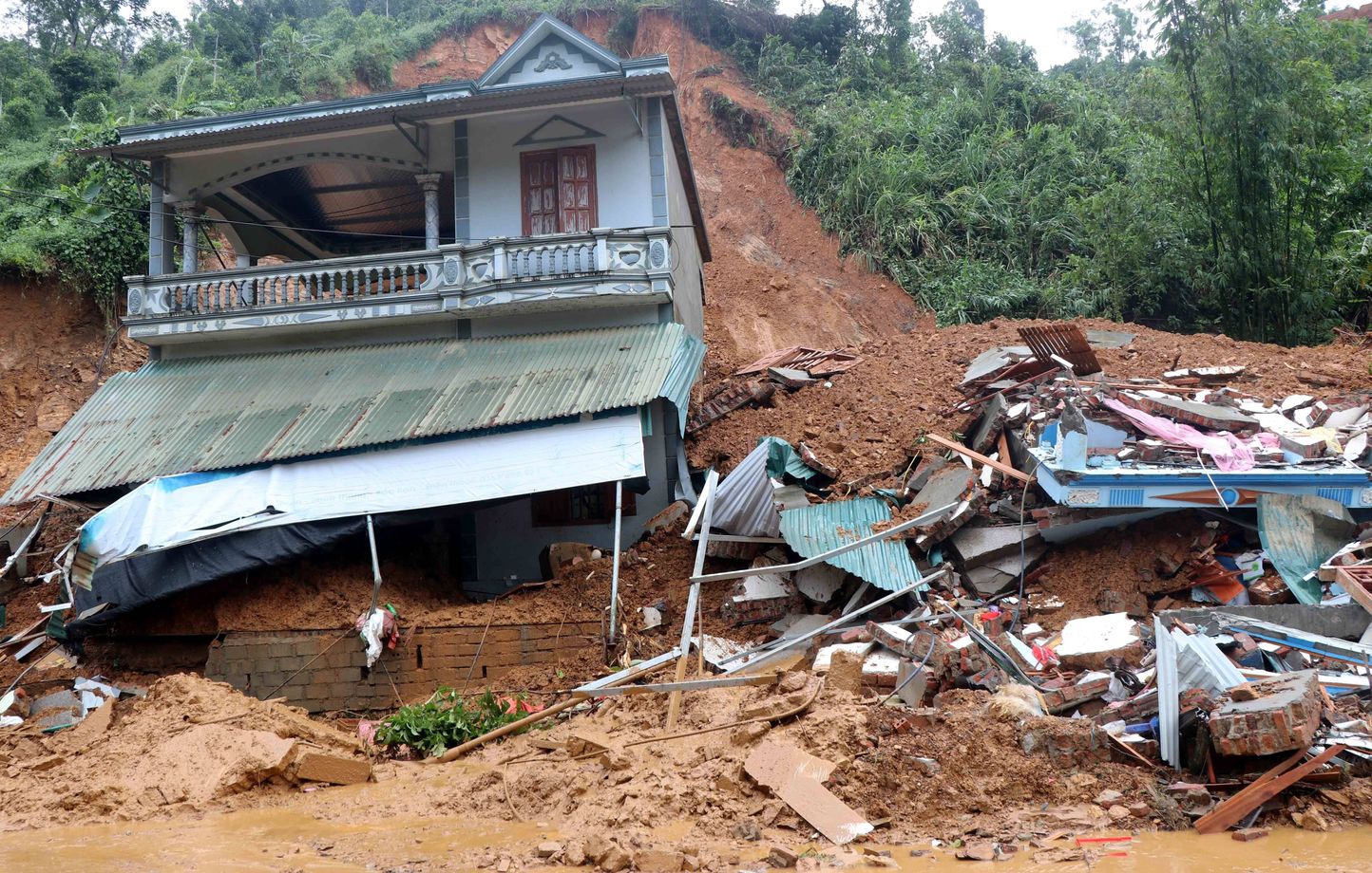 Une maison détruite à la suite d'un éboulement de terrain au Vietnam.