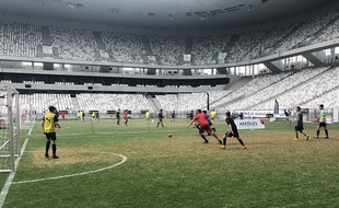 La pelouse du Matmut Atlantique accueille des matchs de six contre six.