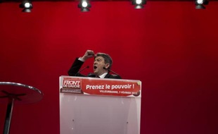Le candidat du Front de gauche (FG) à l'Elysée Jean-Luc Mélenchon a dénoncé mardi soir au cours d'un meeting à Lyon le "grand chamboule-tout social décrété" par le président Sarkozy avec les accords compétitivité-emploi dans les entreprises et la "précarité" qui en découlera