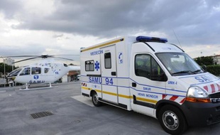 Une ambulance et un hélicoptère du Samu, dans le Val-de-Marne