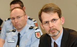 Le procureur de Rodez Yves Delperie donne une conférence de presse le 17 février 2016 à Rodez