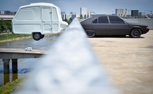 Une caravane suspendue sur le toit de l'école d'architecture, pour le Voyage à Nantes 2018