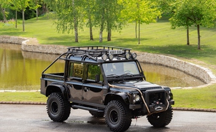 Un Land Rover Defender de James Bond à vendre