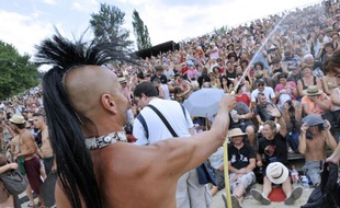 En 2012, lors de la 27e édition du festival d'Aurillac, un acteur de la troupe Royal de Luxe rafraichit le public