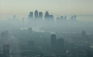 Un brouillard, possiblement dû à la pollution, recouvre Londres en mai 2018.
