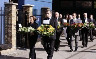 Cérémonie de commémoration des attentats du 7 juillet 2005 à la gare de King's Cross, le 7 juillet 2007, en présence de Gordon Brown, Ken Livingstone et Bertrand Delanoë.